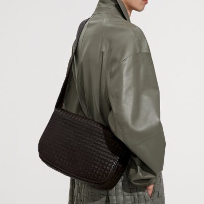 Bottega Veneta Large Lambskin Veneto Messenger Bag - Image 2