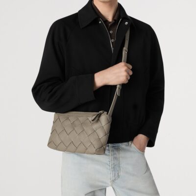 Bottega Veneta Small Leather Zipped Diago Messenger Bag - Image 2